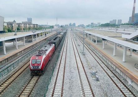 武汉东站进站的火车——努力达